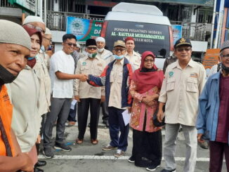 Wawako Erwin Yunaz lepas rombongan Lazismu mengantarkan banyuan untuk korban bencana gempa di Pasaman dan Pasbar.