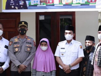 Wawako Ramadhani dan Kapolres bersama mustahik yang rumahnya selesai dibedah.