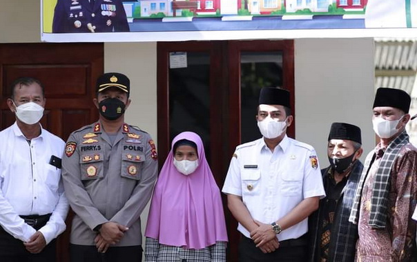 Wawako Ramadhani dan Kapolres bersama mustahik yang rumahnya selesai dibedah.