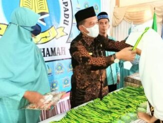 Wabup Padang Pariaman Drs. Rahmang, MM mewisuda salah seorang tahfidz yang juga murid SD IT Marhamah Kampung Dalam.