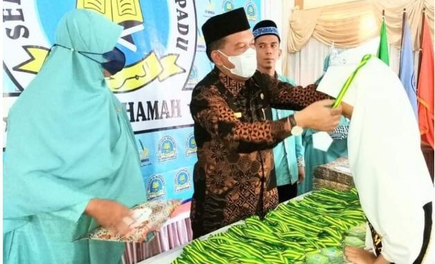 Wabup Padang Pariaman Drs. Rahmang, MM mewisuda salah seorang tahfidz yang juga murid SD IT Marhamah Kampung Dalam.