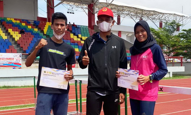 Yulianti Utari dengan dua altet PASI Sumbar lainnya.