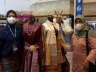 Ny. Yusrita Suhatri Bur Ketua Dekranasda Kabupaten Padang Pariaman di salah satu stand INACRAFT