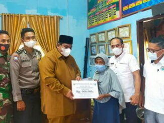 Bupati Padang Pariaman Suhatri Bur Dt. Putiah secara simbolis menyerahkan BLT perdana tahun 2022.