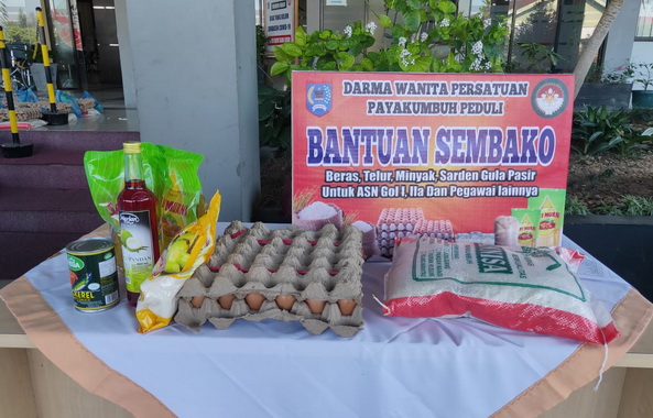 Bantuan sembako dari DWP Payakumbuh.