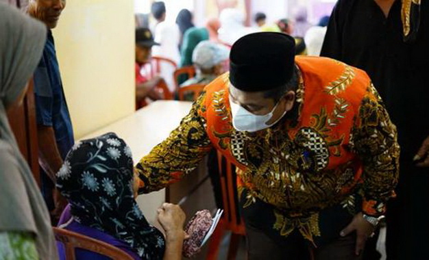 Bupati Padang Pariaman Suhatri Bur berdialog dengan salah seorang kaum emak penerima zakat fitrah.