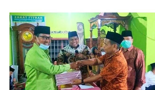 Bupati Suhatri Bur Dt. Putiah menyaksikan penyerahan sumbangan Pemkab Padang Pariaman kepada pengurus Masjid Raya Istiqomah Korong Tungka, Patamuan.