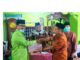 Bupati Suhatri Bur Dt. Putiah menyaksikan penyerahan sumbangan Pemkab Padang Pariaman kepada pengurus Masjid Raya Istiqomah Korong Tungka, Patamuan.