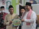 Bupati Benny Utama menyerahkan bantuan kepada pengurus Masjid Baitul Makmur.
