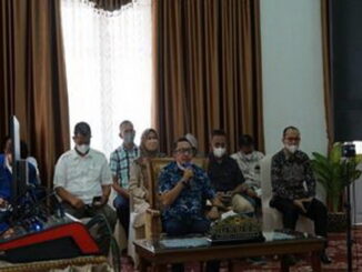 Bupati Eka Putra saat mengikuti rakor secara virtual.