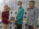 Bupati Safaruddin saat menerima CSR dari Emersia Hotel.
