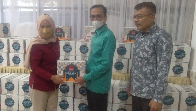 Bupati Safaruddin saat menerima CSR dari Emersia Hotel.