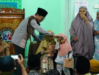 Bupati berikan hadiah kepada anak anak yang dapat menjawab quiz dari Bupati dengan soal bacaan ayat ayat Alqur'an.