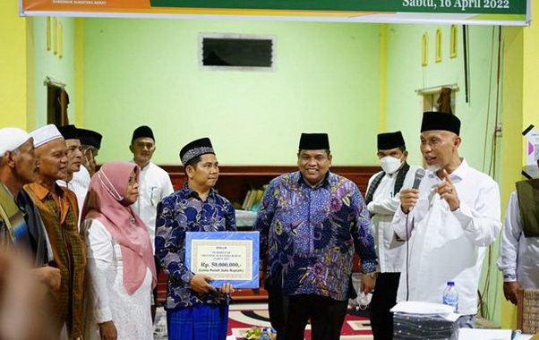 Bupati Padang Pariaman Suhatri Bur (mendampingi Gubernur Sumbar Mahyeldi usai menyerahkan sumbangan Pemprov Sumbar Rp50 juta kepada pengurus Masjid Raya Cimpua.