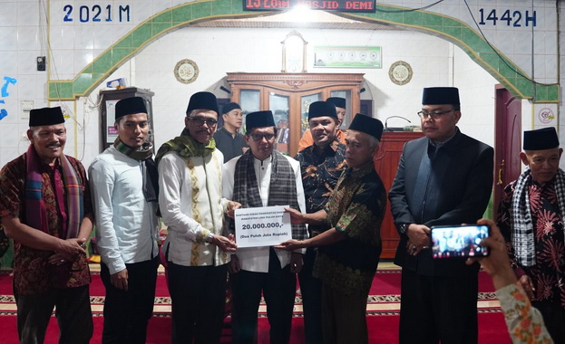 Bupati menyerahkan bantuan Rp 20 juta pembangunan masjid Nurul Iman jorong Batu Balabuah II Sungai Naniang.