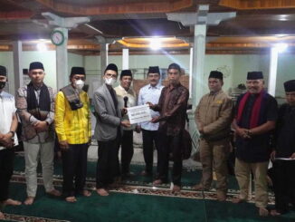 Bupati menyerahkan bantuan untuk masjid Mukhlisin Simpang Kapuak Mungka.