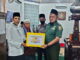 Dandim saat menyerahkan bantuan.