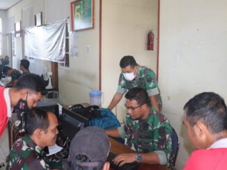 Giat penyaluran bantuan di Koramil Siberut.