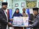 Gubernur Mahyeldi menyerahkan bantuan untuk rehab rumah tak layak huni.