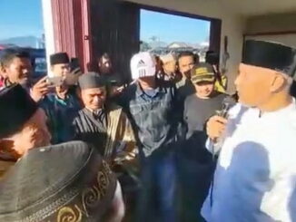 Gubernur Mahyeldi saat berdialog dengan pedagang Sungai Nanam.