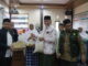 Gubernur Mahyeldi Bagikan Paket Ramadhan Hasil Kerjasama LKKS dan Wardah, Warga Bersyukur Kubung, Editor.- Gubernur Sumatera Barat, Mahyeldi menyerahkan 50 paket Ramadan kepada warga kurang mampu, kerjasama Lembaga Koordinasi Kesejahteraan Sosial (LKKS) Sumbar dan PT. Paragon Technology & Innovation (Wardah Cosmetic). Paket senilai Rp200 ribu yang terdiri dari beras, minyak goreng, gula, telur dan lainnya, diserahkan gubernur di Kantor Wali Nagari Koto Baru, Kecamatan Kubung, Kabupaten Solok, Sabtu (23/4/2022) pagi. Gubernur mengapresiasi Wardah yang untuk kesekian kalinya kembali menunjukkan kepedulianya dengan memberikan bantuan untuk meringankan beban masyarakat, "Alhamdulillah, berkat kerjasama dengan Wardah, bisa menyalurkan bantua ini. Wardah memang paling perhatian dan peduli pada masyarakat. Waktu Covid-19 melanda, Wardah juga banyak membantu," ungkap gubernur. Wali Nagari Koto Baru, Afrizal K, menyampaikan terimakasih atas bantuan yang diberikan dari LKKS Sumbar dan Wardah. Dalam kondisi saat ini, bantuan sembako tersebut menurutnya sangat berarti bagi masyarakat. Seperti yang dialami oleh Mira, warga yang tinggal di kawasan GOR Batu Batupang.Ia sangat senang bakal menerima paket Ramadhan karena sangat membutuhkannya. Apalagi saat ini ia merawat orangtuanya yang sakit. "Alhamdulillah senang sekali. Bantuannya langsung buat dimasak hari ini," ucap Mira, sumringah. Sementara itu, Sekretaris LKKS Sumbar, Boy Hadi Kurniawan menyebut, selain di Koto Baru Solok, paket ramadhan juga dibagikan dibeberapa lokasi lainnya dengan jumlah total 750 paket dengan nilai Rp150 juta. Turut hadir membagikan paket ramadhan bagi masyarakat itu, Anggota DPRD Kabupaten Solok, Nosa Eka Nanda.** MC Prov Sumbar