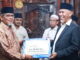 Gubernur Mahyeldi saat meberikan bantuan.