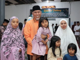 Gubernur Mahyeldi saat mengunjungi Masjid Al Muttaqin.