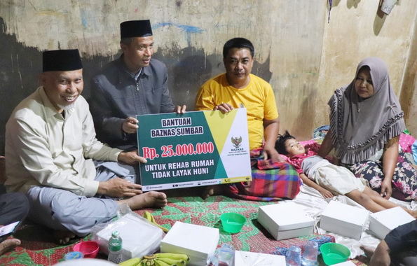 Gubernur Mahyeldi saat singgah sahur di rumah Ridwan.
