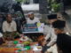 Gubernur Mahyeldi saat singgah sahur di rumah petugas kebersihan.