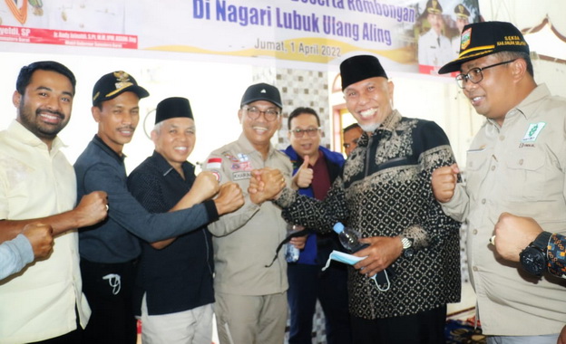 Gubernur bersama bupati dan tokoh masyarakar Kab. Solok Selatan.