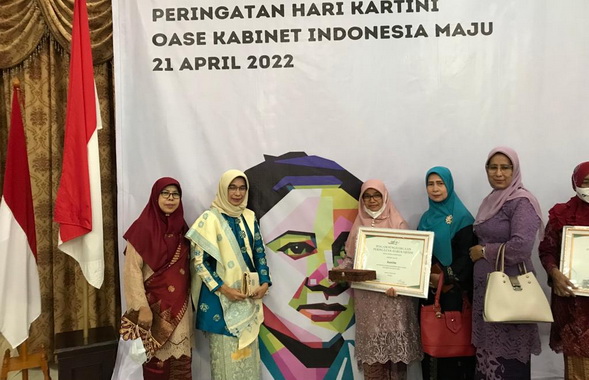 Jusnita saat menerima piagam perhargaan.