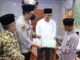 Kabiro SDM Polda Sumbar Kombes Defrian Donimando menyerahkan bantuan Pemprov Sumbar untuk masjid Istiqomah Kelurahan Kaniang Bukik, disaksikan Wawako Erwin Yunaz.