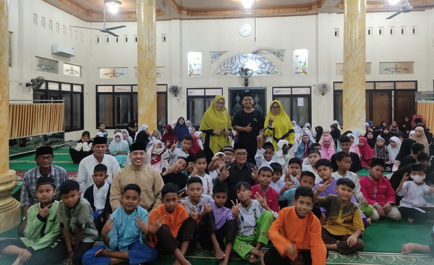 Ketua DPRD Kota Padang, Syafrial Kani membaur bersama peserta Pesantren Ramadhan 2022. Ketua DPRD Kota Padang, Syafrial Kani membaur bersama peserta Pesantren Ramadhan 2022.