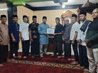Ketua DPRD Limapuluh Kota menyerahkan bantuan Rp 20 juta dari Pemkab.Limapuluh Kota untuk masjid Al Ihsan Jorong Sungai Cubadak.