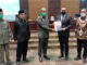 Ketua DPRD Sumbar Supardi menyerahkan hasil LKPJ kepala daerah tahun 2021 kepala Wagub Audy Joinaldy.