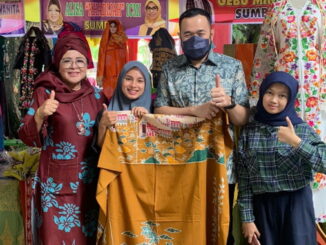 Ketua DPW Gebu Minang Sumbar Fadly Amran dan Wakil Ketua Bidang UMKM Elyzawati memperlihatkan hasil karya siswa SMK 2 Bukittinggi di Stand Pameran Gebu Minang.