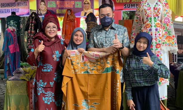 Ketua DPW Gebu Minang Sumbar Fadly Amran dan Wakil Ketua Bidang UMKM Elyzawati memperlihatkan hasil karya siswa SMK 2 Bukittinggi di Stand Pameran Gebu Minang.