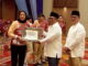 Ketua Pengkab Perkemi Kota Sawahlunto, H.Jhon Reflita sH didampingi Indra Jaya menyerahkan plakat kepada para atlet Perkemi Sumbar yang berprestasi pada PON XX Papua 2021.
