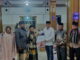 Ketua TSR II menyerahkan dana hibah pemberdayaan masjid kepada pengurus masjid Nur Iman Taeh Baruah.