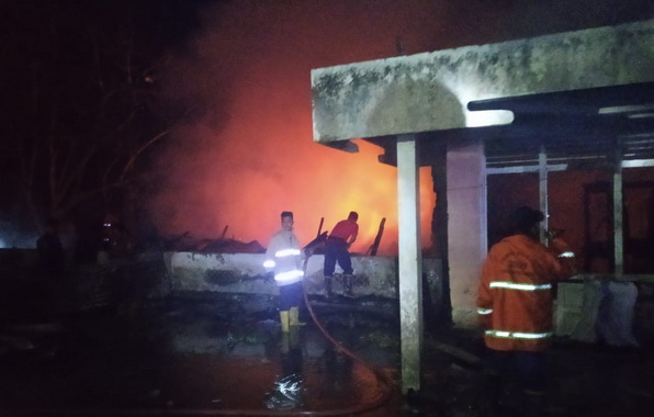 Kobaran api yang menghanguskan rumah Yulinar di Kelurahan Padang Tangah Payobadar Kec.Payakumbuh Timur