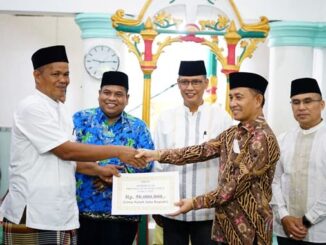 Usai penyerahan sumbangan, TSR Sumbar berfoto bersama Bupati Suhatri Bur dan pengurus Masjid Raya Lubuk Idai Nagari Koto Tinggi Kecamatan Anam Lingkuang.