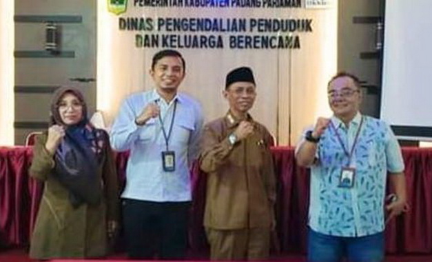 Plt. Kadis PPKB Padang Pariaman Rusdi Rahmad, SE, MM berfoto bersama usai rapat pembinaan terpadu.