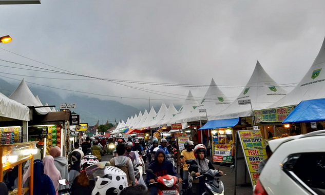 Pasar Kuliner di seberang Jalan Sudirman dari Gedung M.Syafei.