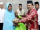 Pembagian paket bagi warga kurang mampu.