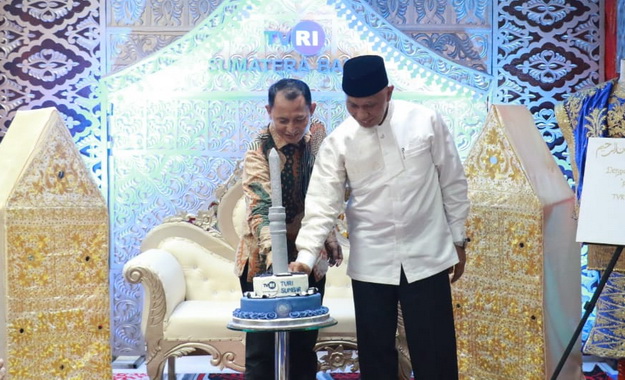 Pemotongan kue ulang tahun TVRI Sumbar.