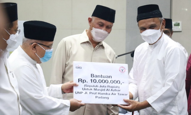 Penyerahan bantuan buat Masjid Al Azhar UNP.