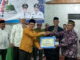 Penyerahan bantuan disaksikan oleh guubernur Mahyeldi.
