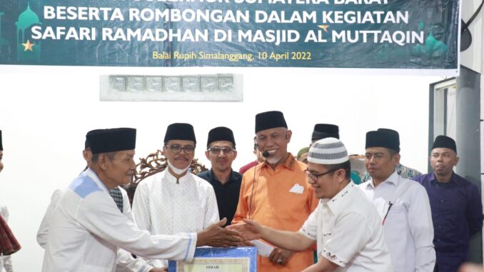 Penyerahan bantuan kepada pengurus Masjid Al Muttaqin.