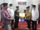 Penyerahan bantuan kwpada pengurus Masjid Al Furqon.