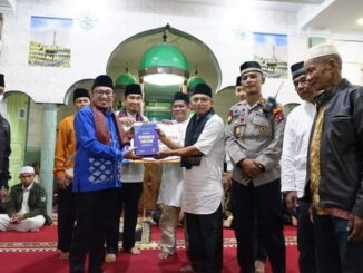 Penyerahan bantuan untuk Masjid Al Falah.